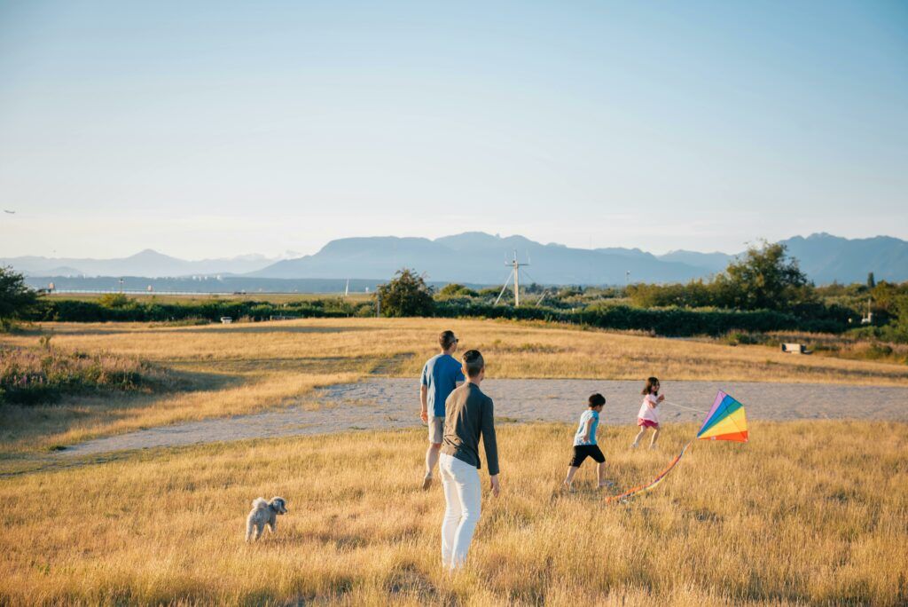 Familia jugando al aire libre.