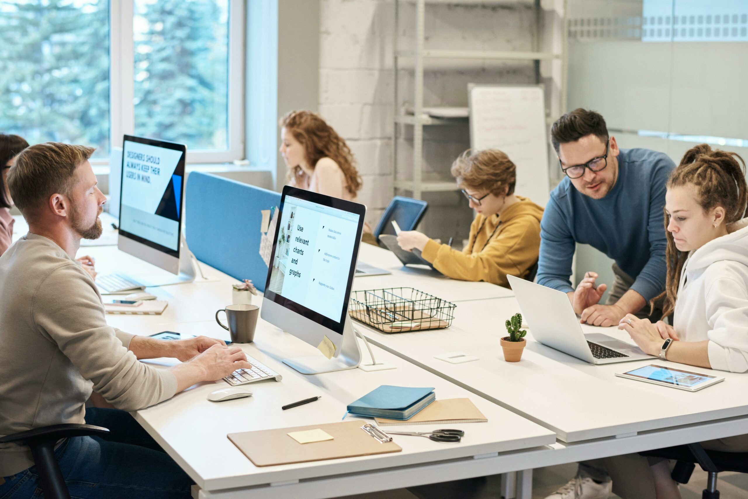 Profesionales en una reunión de trabajo